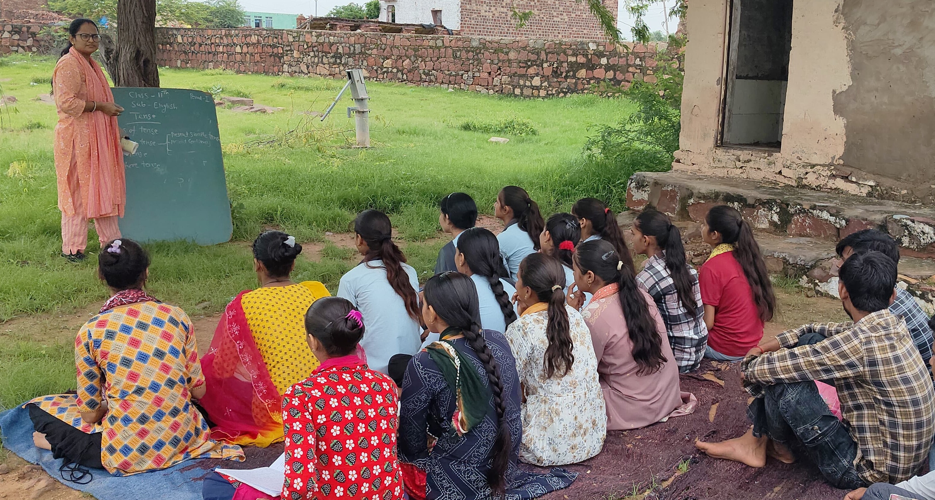 राजस्थान के ग्रामीण क्षेत्रों में शिक्षा की राह: दूरी, बुनियादी सुविधाओं की कमी और सामाजिक विषमता की चुनौतियाँ