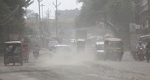 प्रदूषण का हमला: नोएडा देश का सबसे प्रदूषित शहर, हवा में घुला 'पीएम10' का जहर; टॉप-10 में यूपी के 7 शहर