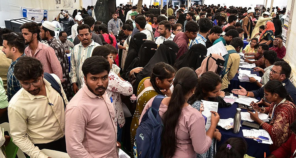 डिग्रियों का अंबार लेकिन अवसरों का अकाल: 'भारत में कामकाज की स्थिति' रिपोर्ट ने उजागर किया शिक्षा-रोजगार का गहरा असंतुलन